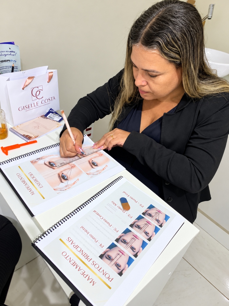 Aluna praticando mapeamento na apostila técnica com material oficial Giselle Costa
