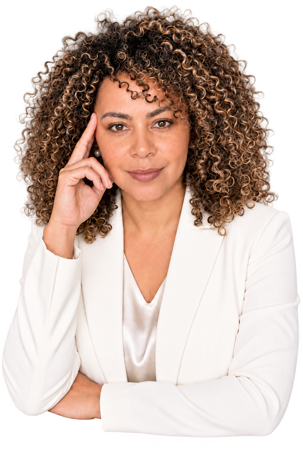 Giselle Costa com blazer branco, cabelo cacheado com mechas e mão junto ao rosto